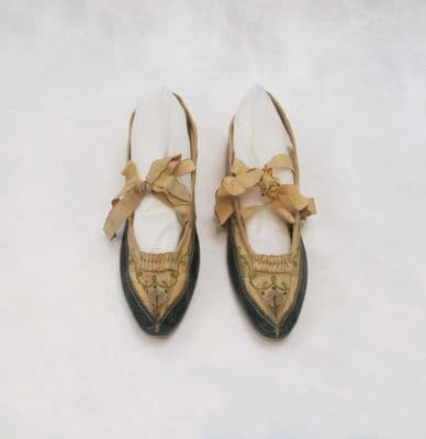 Cream Silk Pointed-Toe Slippers with Gold Embroidery