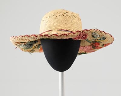 Straw hat with floral raffia embroidery ?