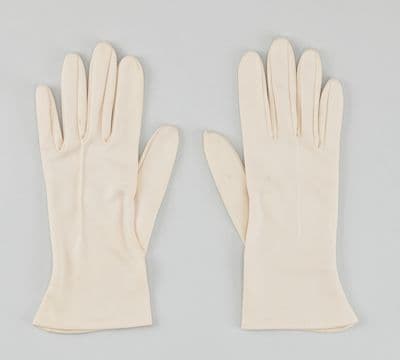 Cream Knit Gloves with Pin Tucks
